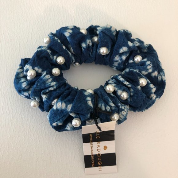 Lele Sadoughi Shibori Pearl Scrunchie and Claw Clip - Picture 2 of 6